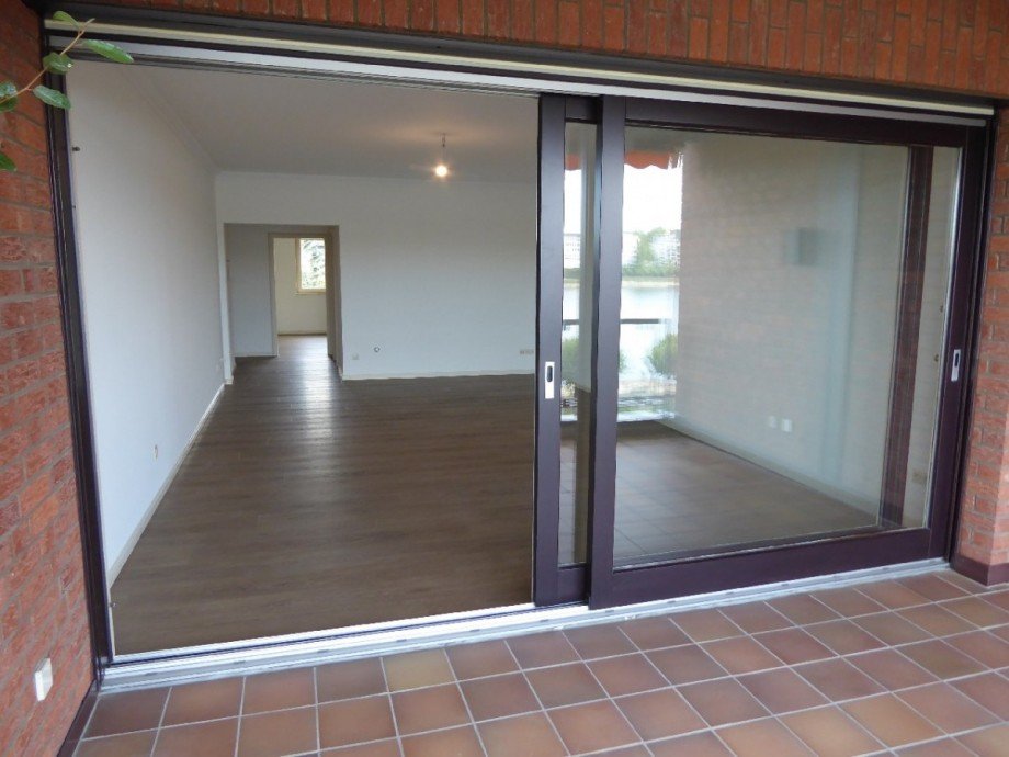 Blick vom Balkon ins Wohnzimmer Etagenwohnung Bonn