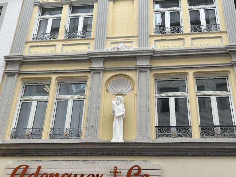 Frontansicht Bonn - Innenstadt B�rofl�che Ruhiges B�ro, ca. 65 m�, in denkmalgesch�tztem Haus, im Herzen der Bonner Innenstadt -VERMIETET-