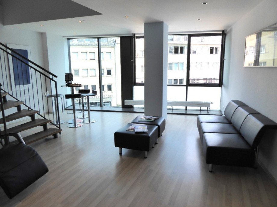 Wartebereich mit Treppe ins 4. OG B�rofl�che Bonn