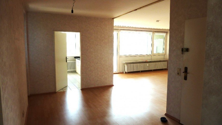 Flur mit Blick ins Wohnzimmer und K�che Etagenwohnung Bonn