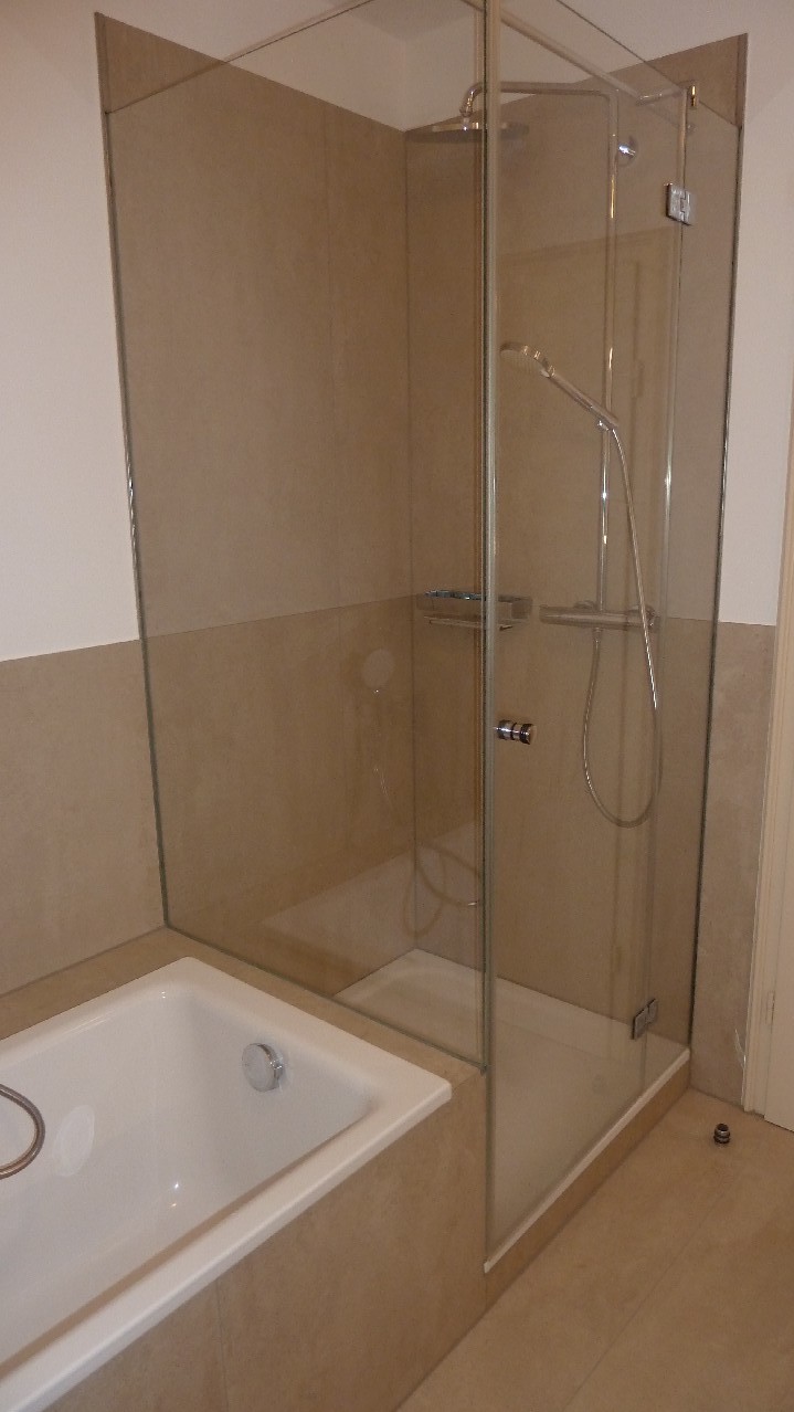 Bad mit Dusche und Wanne Etagenwohnung Bonn