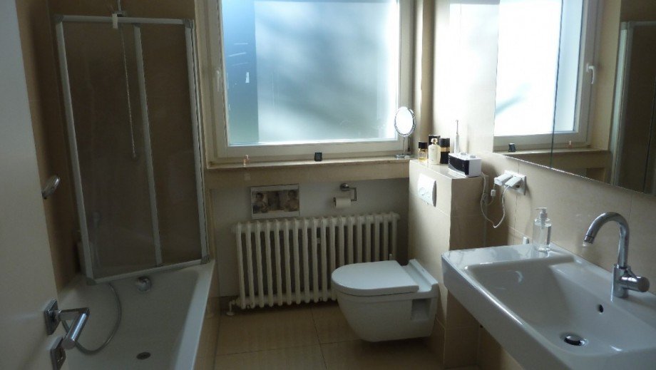 Badezimmer mit in der Wand eingelassenem Spiegelschrank Terrassenwohnung Bonn