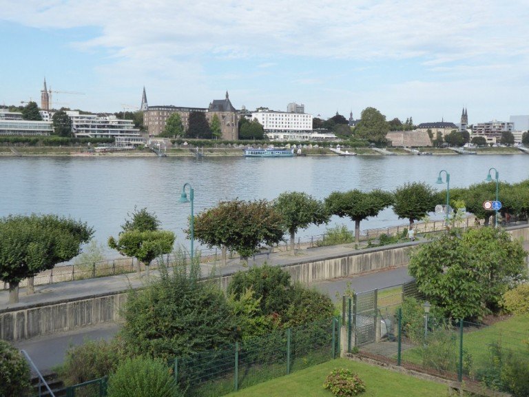 Blick vom Balkon Bonn - Beuel Etagenwohnung Renovierte 2-Zimmer-Luxuswohnung in direkter Rheinlage von Bonn-Beuel -VERMIETET-